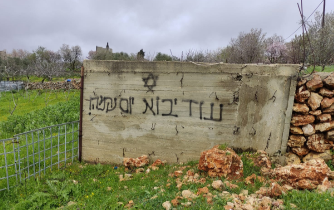 مستوطنون يعتدون على مركبات ومنازل المواطنين في قرية قريوت